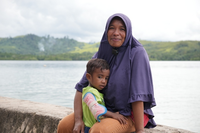 Guru Honorer Rosna Latutopraya di Maluku Tengah Bersyukur Menjadi Penerima Manfaat Sebar Qurban HI
