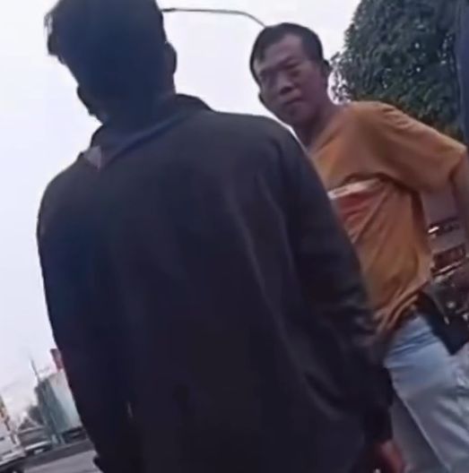 Viral: Debt Collector Dihajar Warga Hingga Terjungkal di Cikampek, Polisi Diminta Bertindak