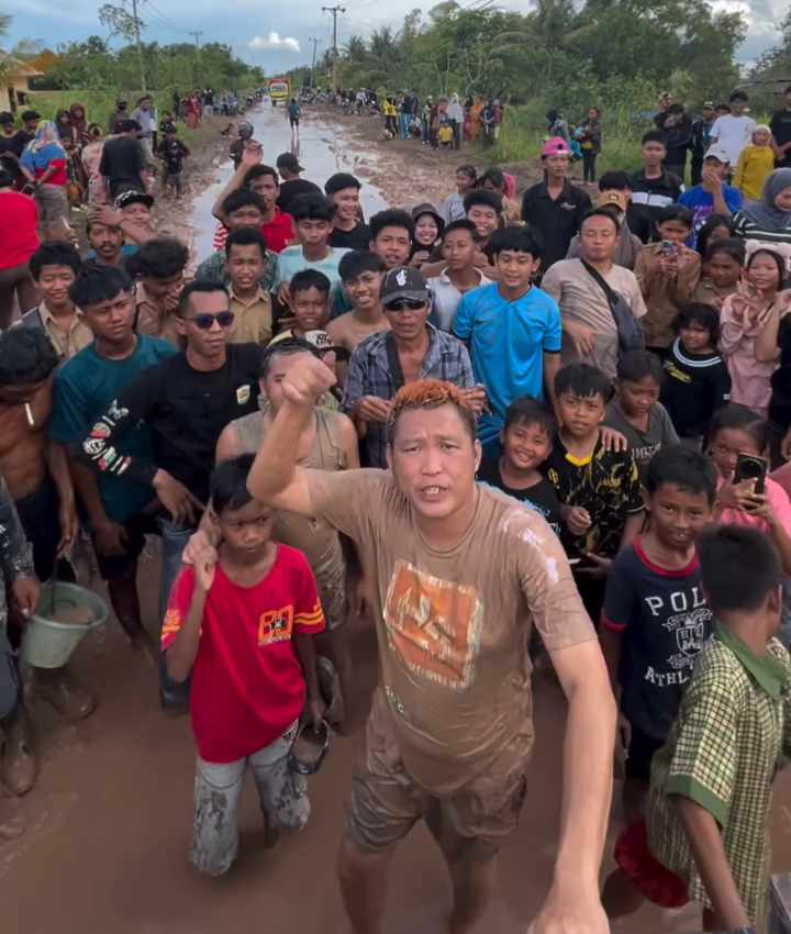 Viral! Warga Tulang Bawang Sindir Jalan “Kubangan Babi”, Dedi Mulyadi Bereaksi, Bupati Jadi Sorotan