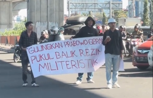 Pemuda di Makassar Gelar Aksi “Gulingkan Prabowo-Gibran”, Netizen Sentil Nama JK