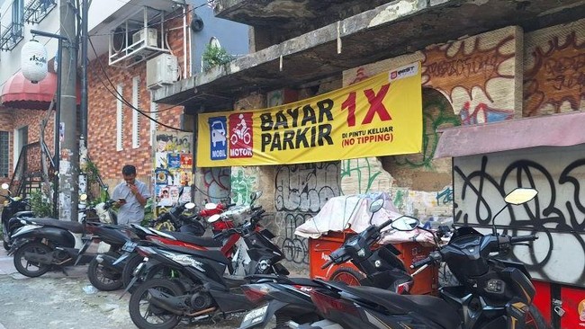 kondisi-parkir-liar-di-parkiran-blok-m-square-saat-ini-telah-diawasi-oleh-petugas-parkir-resmi-jakarta-rabu-142026-antaraluthf-1775041458144_169